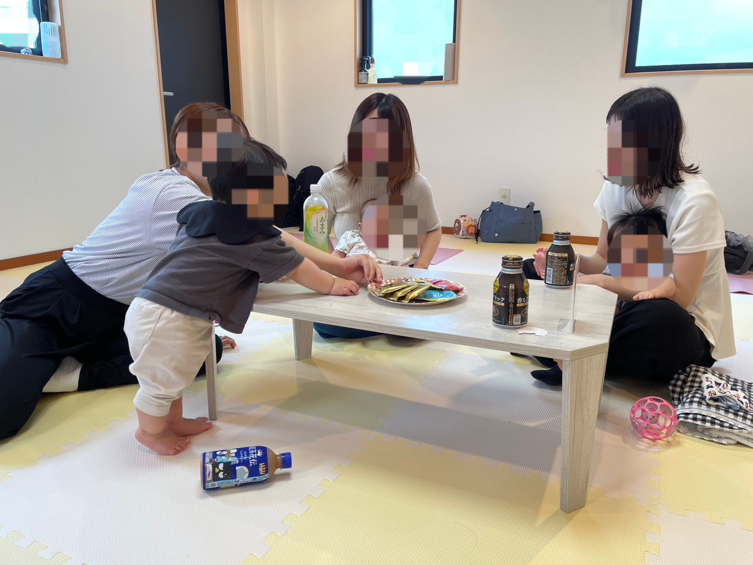 親子サロンで赤ちゃんと一緒に過ごす様子